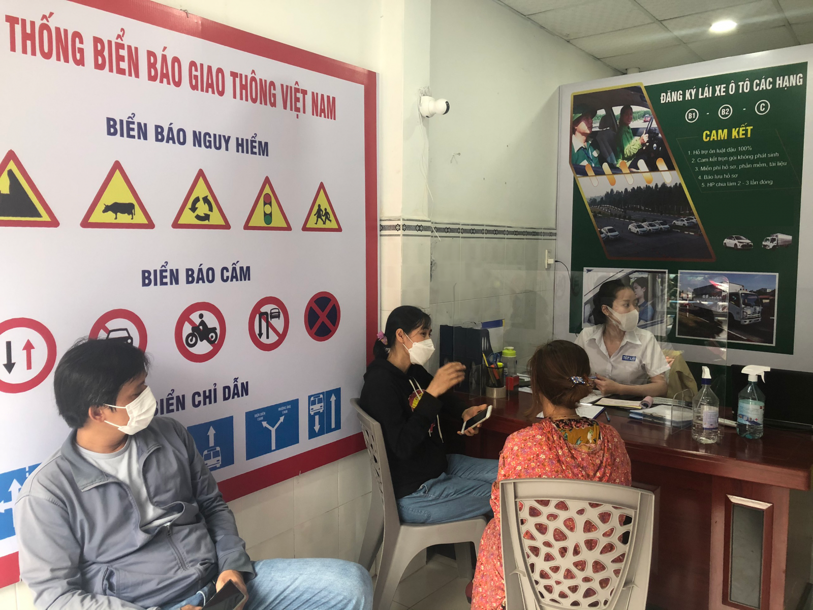 Học viên thực hành lái xe ô tô B1 tại Bình Dương