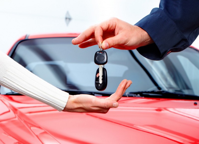 Hình ảnh xe sedan sang trọng đậu trước tòa nhà văn phòng, biểu tượng của hợp đồng thuê xe ô tô của giám đốc