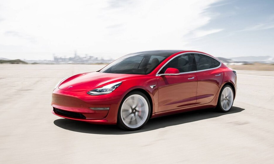 Xe ô tô điện Tesla Model 3 màu xanh dương đỗ bên đường