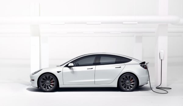Đầu sạc đang cắm vào cổng sạc xe ô tô điện Tesla Model 3