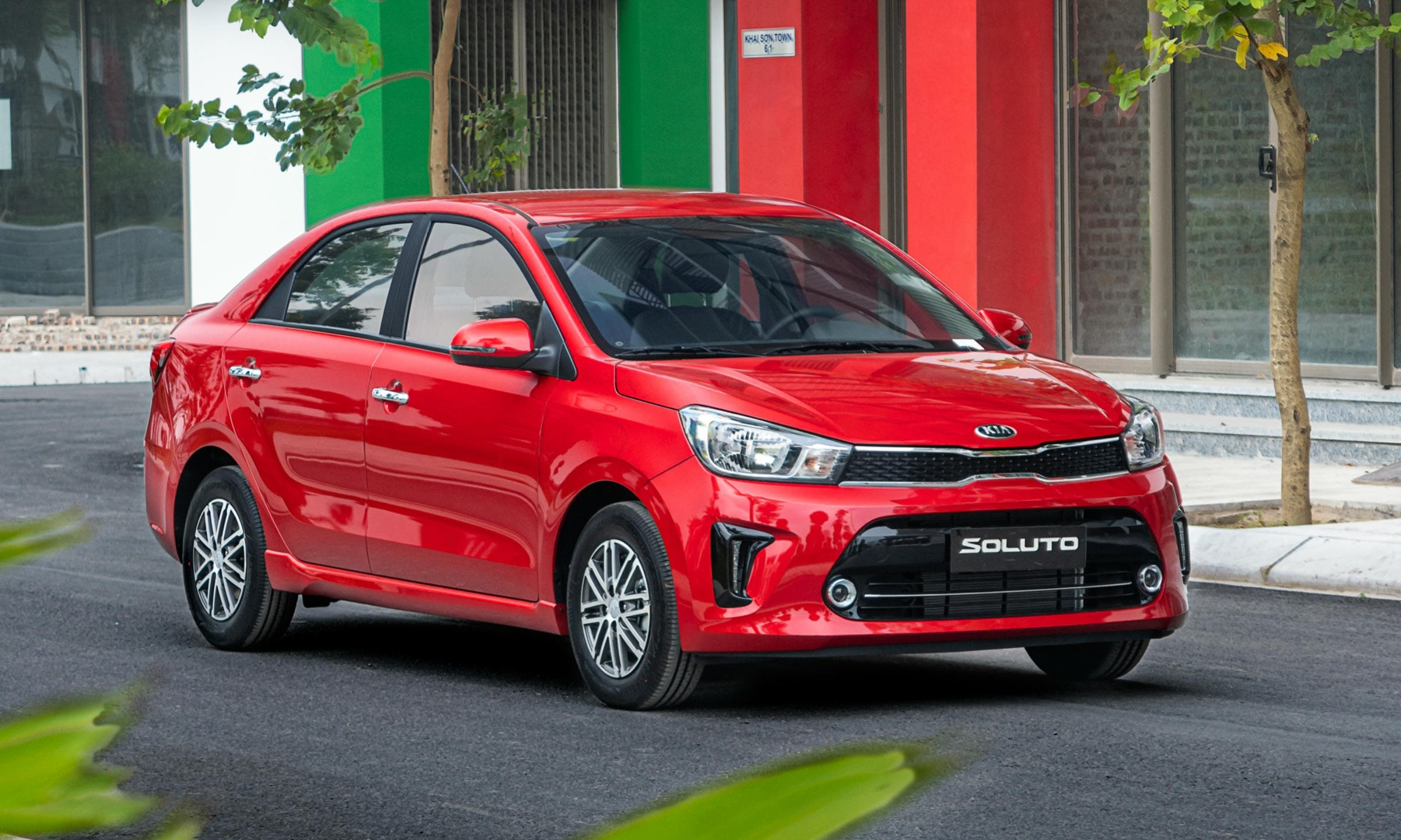Ngoại thất Kia Soluto sedan màu bạc thanh lịch
