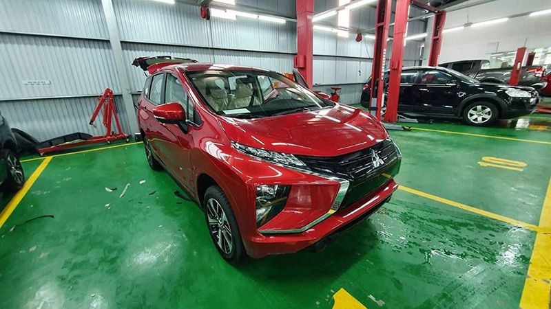 Người thợ đang kiểm tra động cơ xe ô tô Xpander cũ