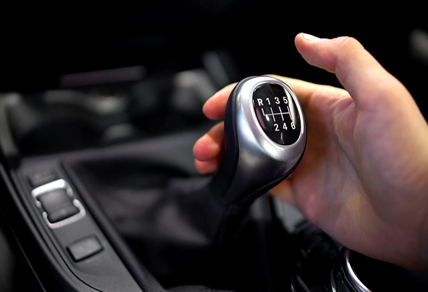 Chi tiết thao tác cài số và chân côn khi lùi xe số sàn