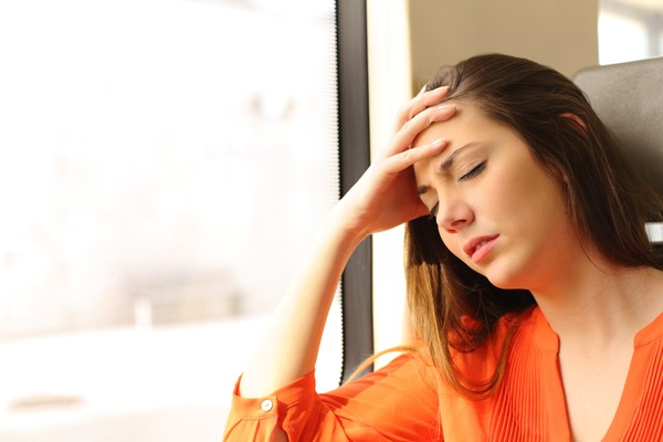 Người bị say xe ô tô với biểu hiện đau đầu chóng mặt