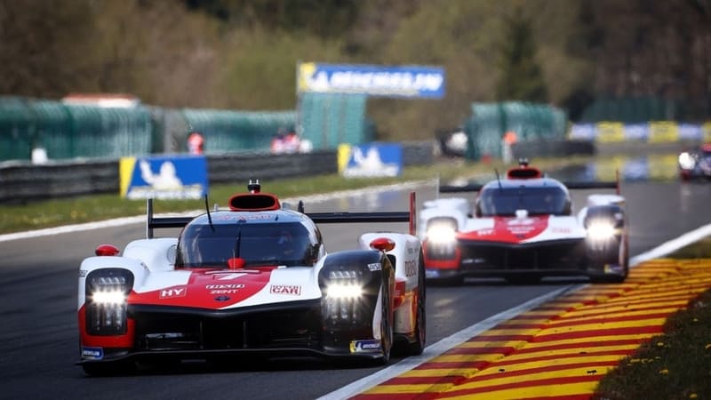 Cảnh đua đêm tại giải 24 Hours of Le Mans, biểu tượng của sức bền trong các giải đua xe ô tô thế giới