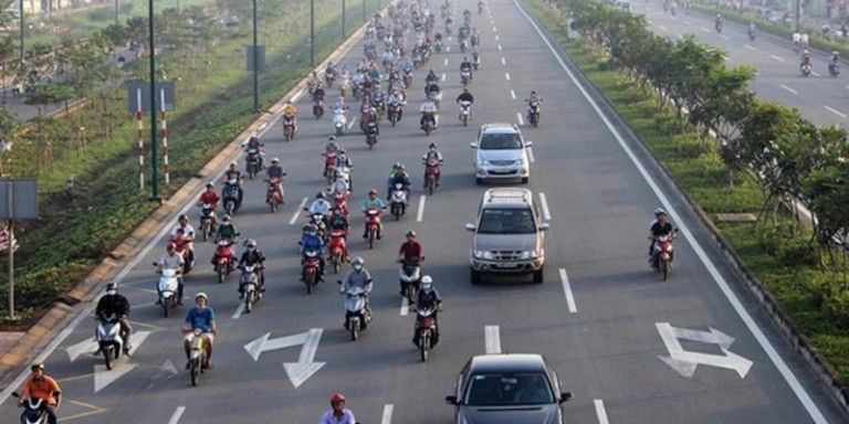 Cảnh sát giao thông xử phạt xe ô tô lấn làn