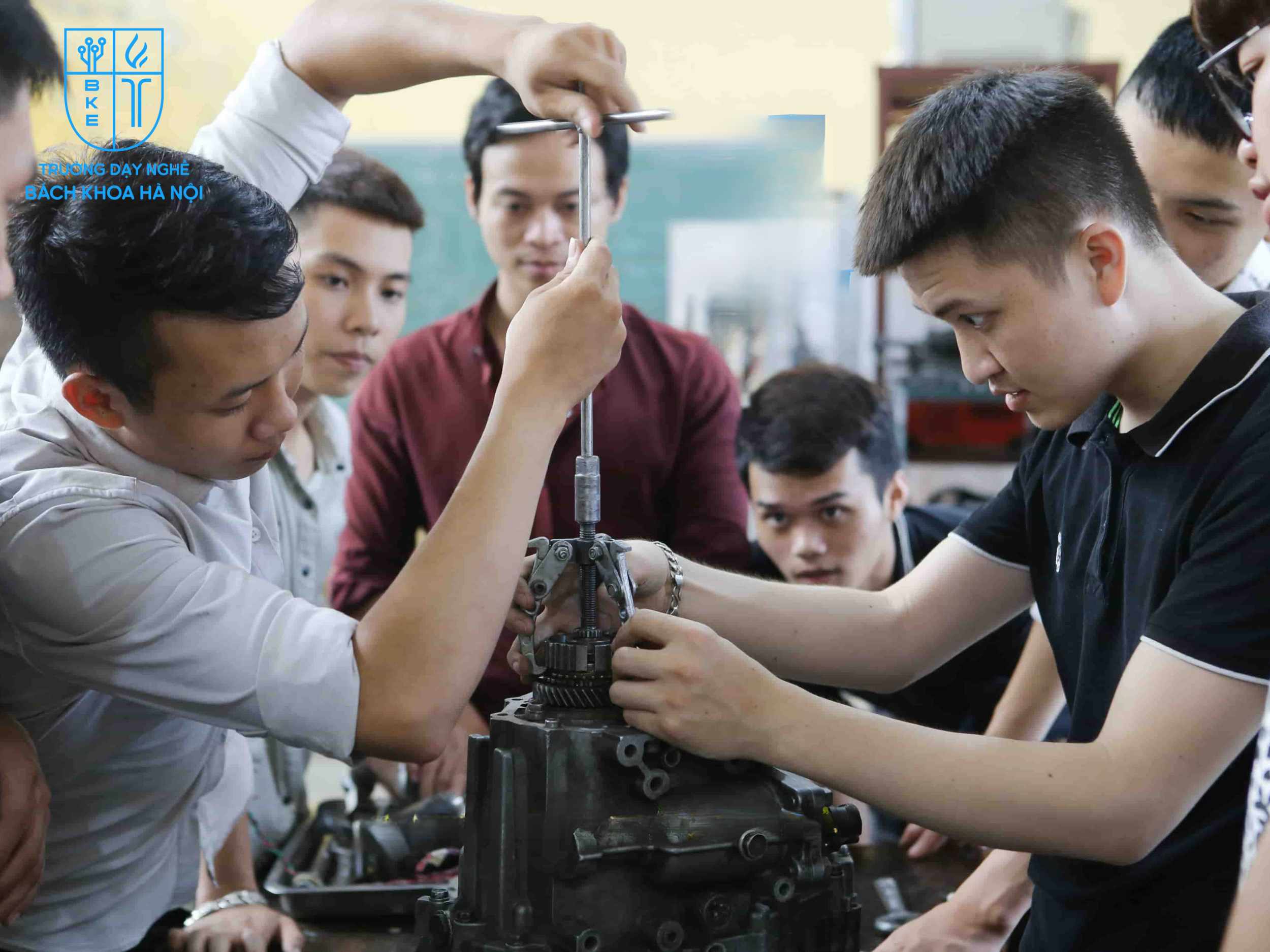 Học viên Trường Dạy Nghề Bách Khoa Hà Nội thực hành sửa chữa ô tô tại xưởng Học viên Trường Dạy Nghề Bách Khoa Hà Nội thực hành sửa chữa ô tô tại xưởng