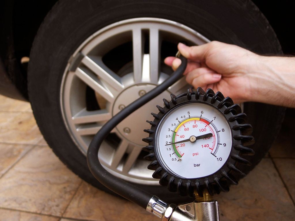 Kiểm tra áp suất lốp xe ô tô Bảng áp suất lốp xe ô tô chính xác cho mọi dòng xe