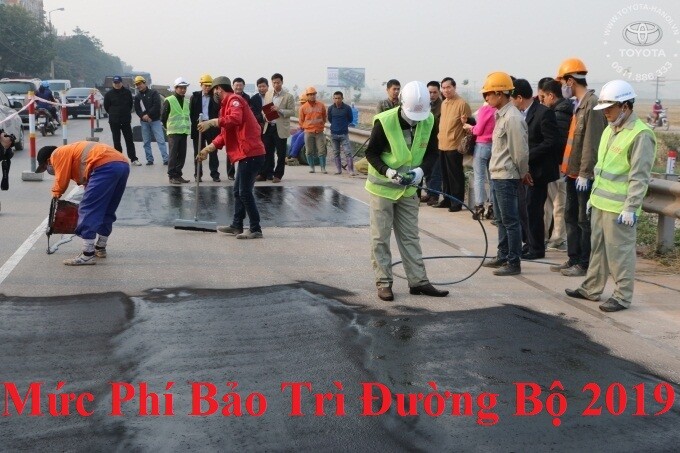 Tem phí bảo trì đường bộ dán trên kính xe ô tô sau khi nộp phí