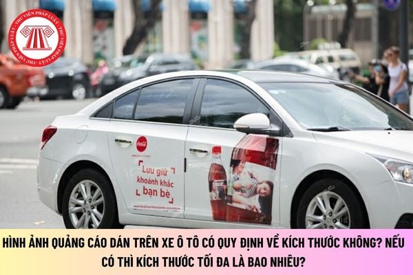 Người đàn ông đang dán quảng cáo lên cửa xe ô tô, minh họa quy định dán quảng cáo trên xe ô tô