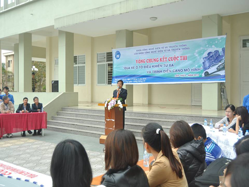Sinh viên điều khiển xe đua ô tô điều khiển từ xa trên đường đua