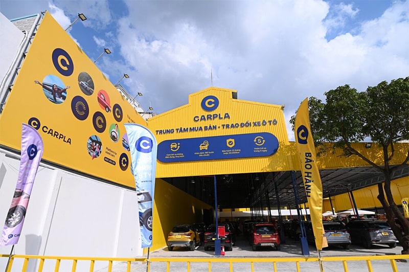 Không gian trưng bày các dòng xe ô tô cũ máy dầu tại showroom