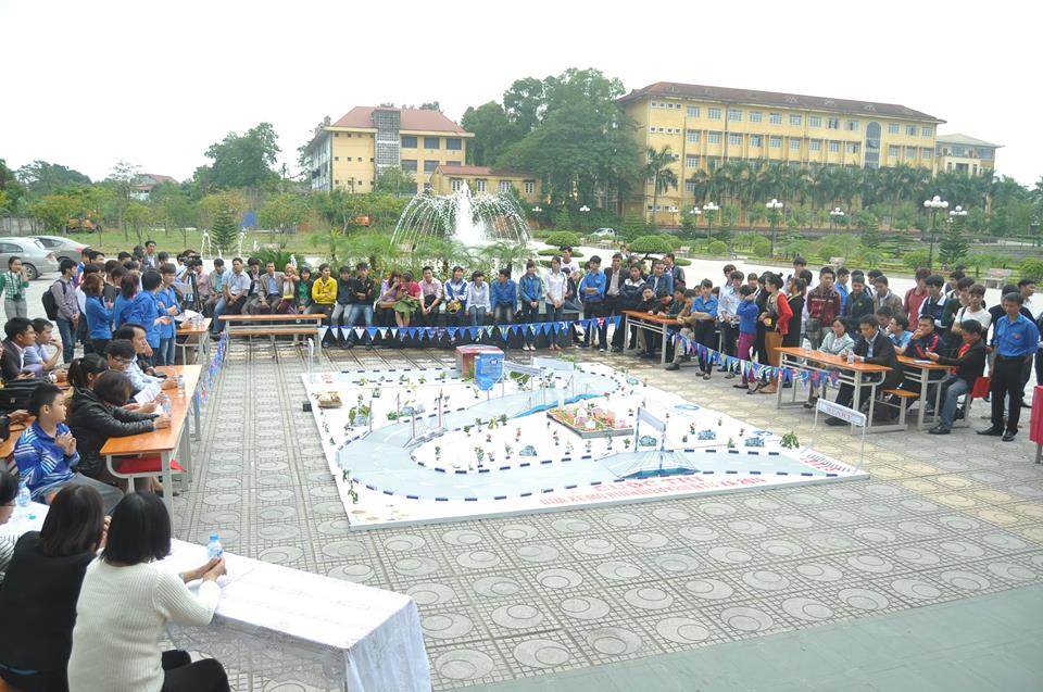 Các đội thi và mô hình xe trong cuộc thi đua xe ô tô điều khiển từ xa