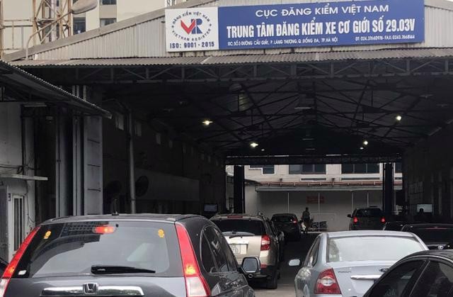 Đăng kiểm viên kiểm tra xe tại trung tâm cục đăng kiểm xe ô tô