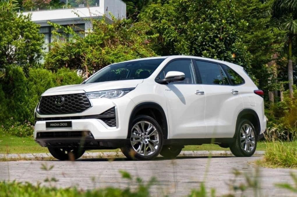 Toyota Innova Cross bản hybrid tăng giá trong năm 2025