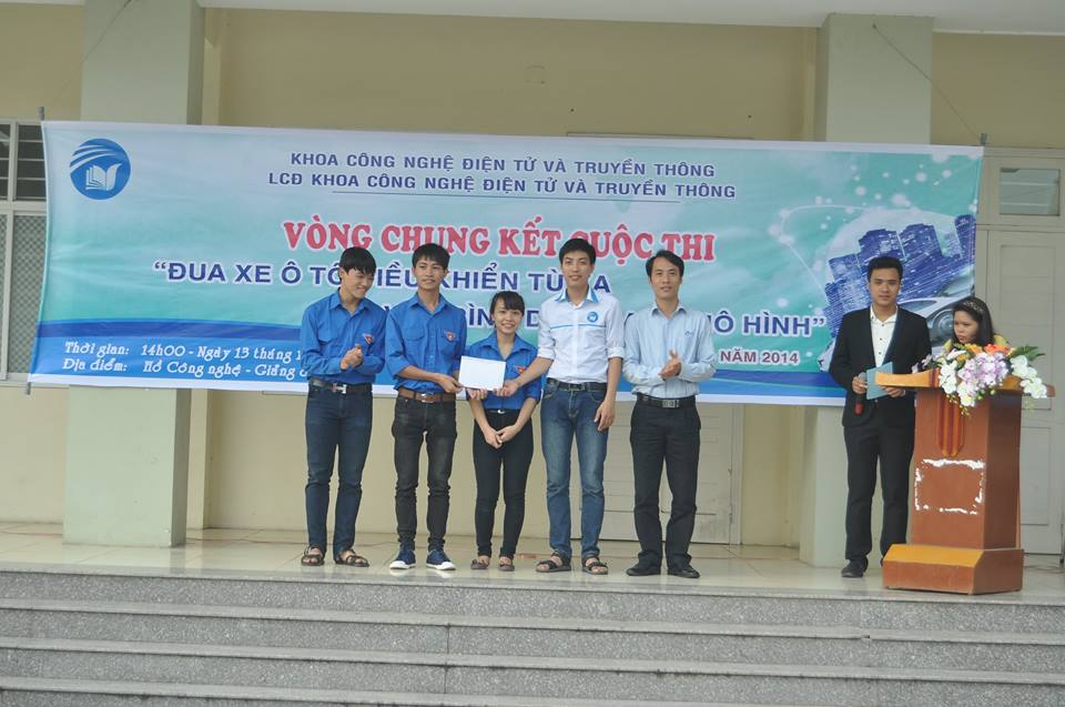 Hình ảnh toàn cảnh cuộc thi đua xe ô tô điều khiển từ xa
