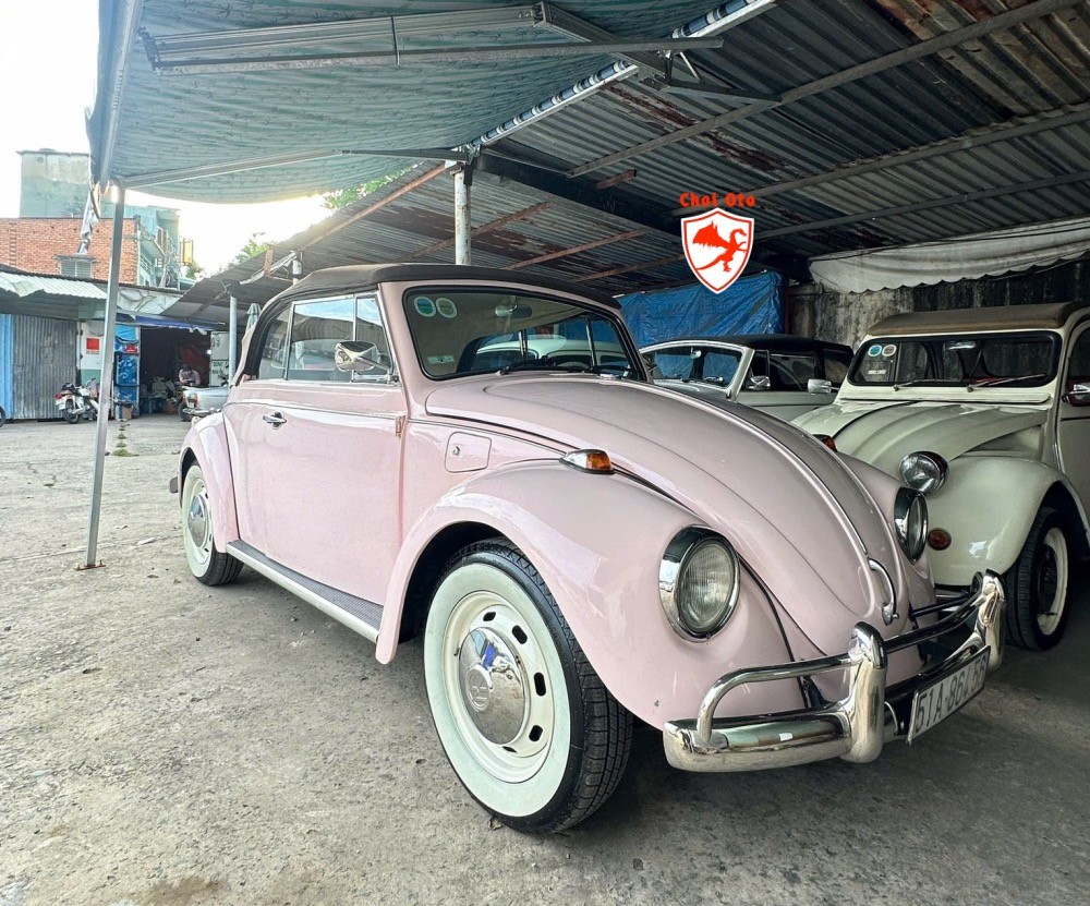 Chiếc Volkswagen Beetle cổ điển màu xanh lam được phục hồi nguyên bản