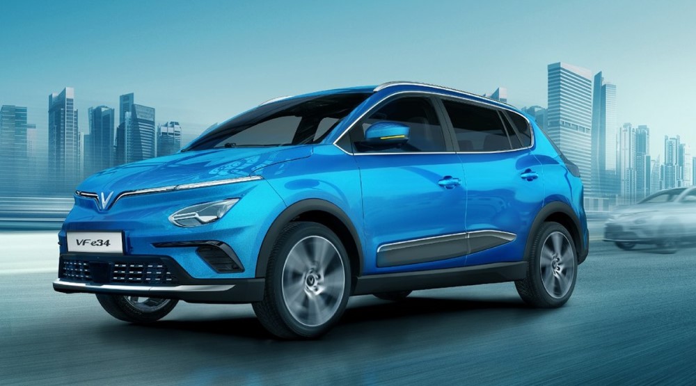 Hình ảnh xe ô tô điện VinFast VF e34 màu trắng đang di chuyển trên đường, minh họa quãng đường đi của xe ô tô di chuyển