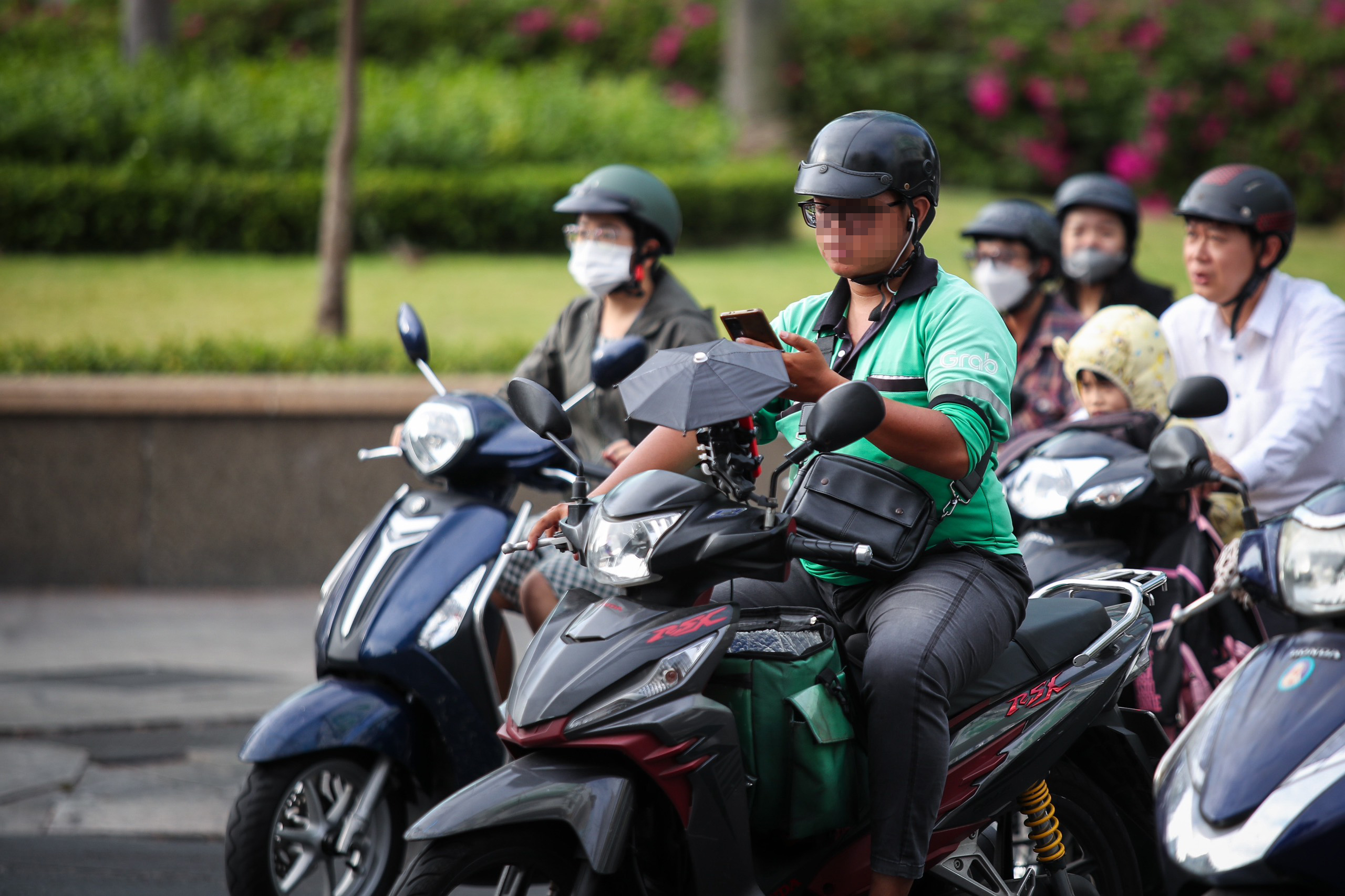 CSGT xử phạt hành vi đeo tai nghe khi chạy xe máy