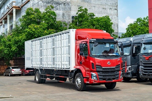 Xe ô tô tải thùng kín Chenglong 8 tấn màu đỏ