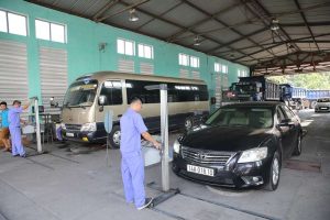 Kiểm định viên thực hiện quy trình kiểm tra, ảnh minh họa cho chi phí đăng kiểm xe ô tô lần 2
