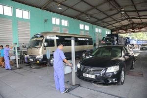 Kiểm định viên thực hiện quy trình kiểm tra, ảnh minh họa cho chi phí đăng kiểm xe ô tô lần 2