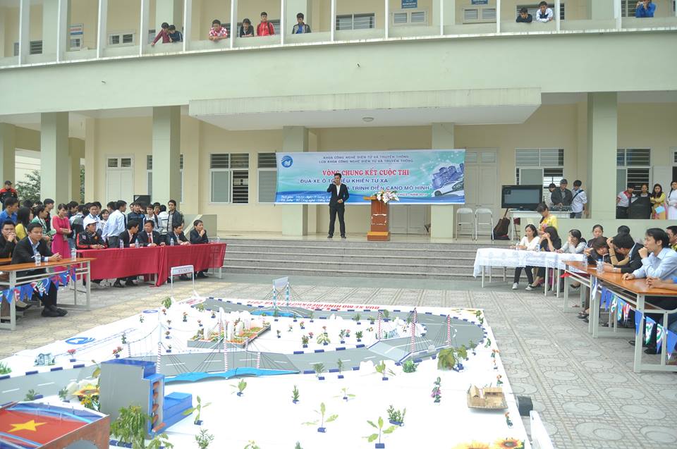 Mô hình xe đua ô tô điều khiển từ xa trên đường đua