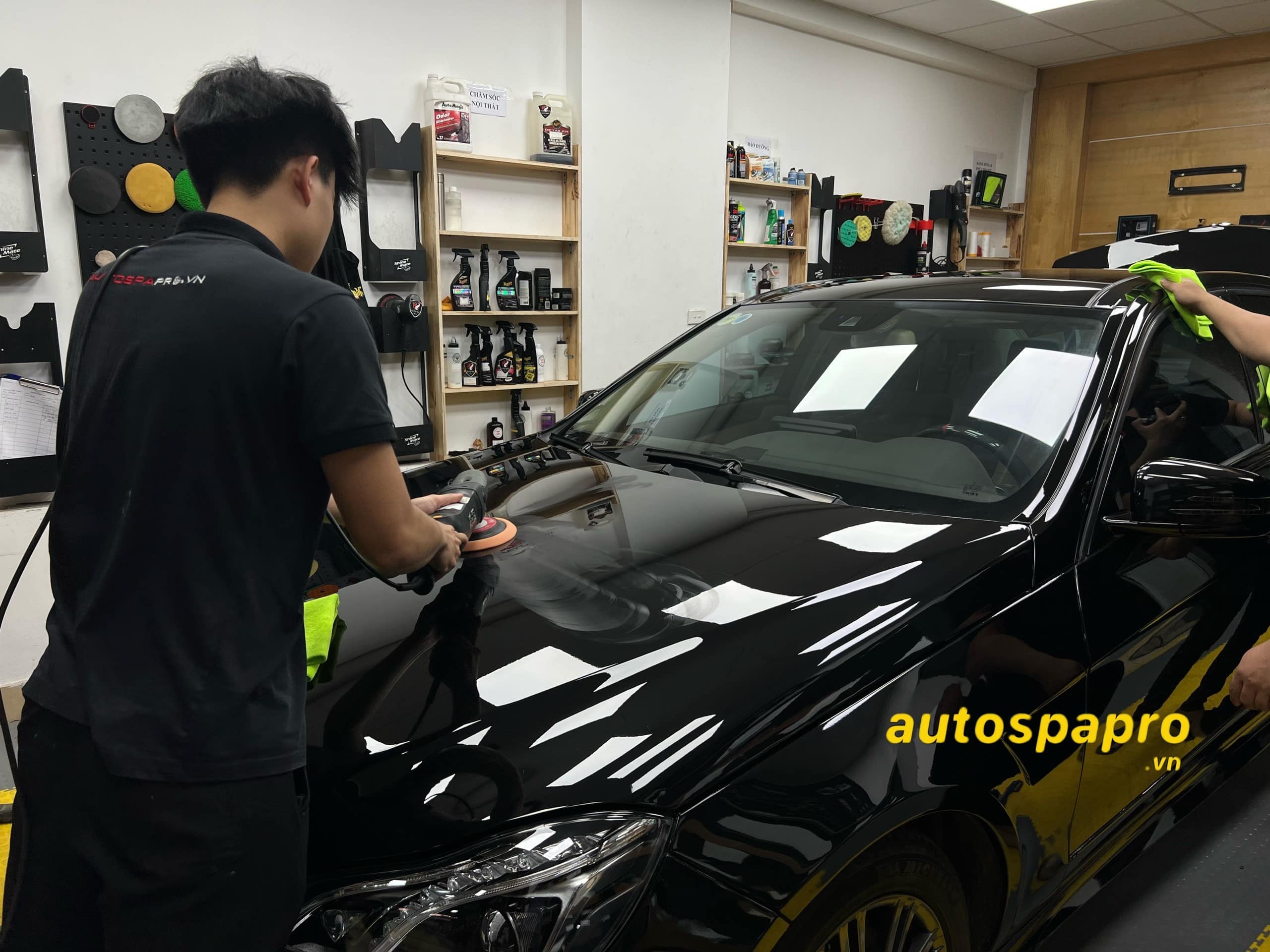 Kỹ thuật đánh bóng xe ô tô chuyên nghiệp cần được rèn luyện