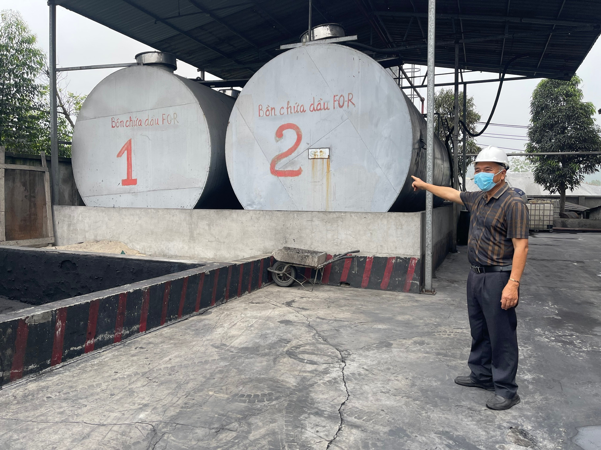 Dây chuyền sản xuất phức tạp tại nhà máy tái chế, thể hiện quy mô công nghiệp khác với chế tạo thủ công