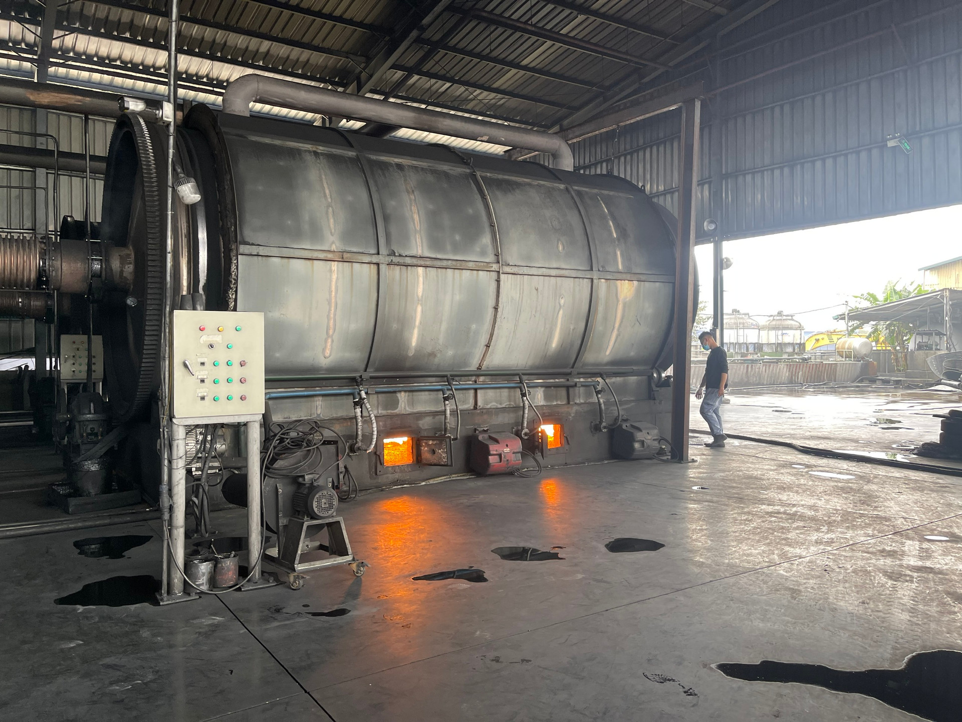Hệ thống máy móc trong nhà máy tái chế lốp, minh họa công nghệ kỹ thuật trong xử lý vật liệu phế thải