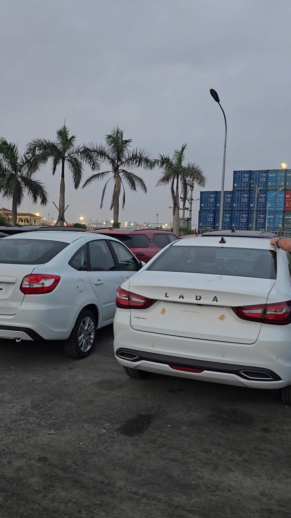 Xe sedan Lada Vesta tại bãi đỗ xe ở Việt Nam, cập nhật giá xe ô tô Lada Xe sedan Lada Vesta tại bãi đỗ xe ở Việt Nam, cập nhật giá xe ô tô Lada
