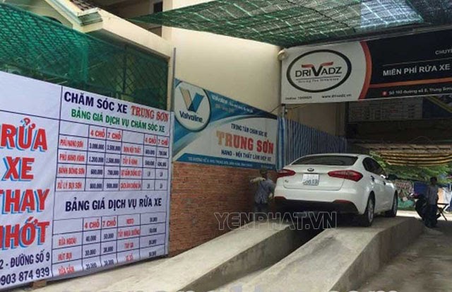 Xe ô tô trên cầu rửa xe bê tông cho thấy chiều cao cố định