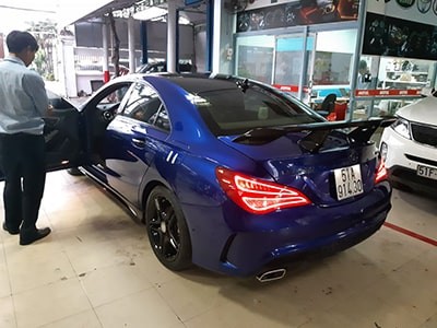 Xe hơi đang được sơn