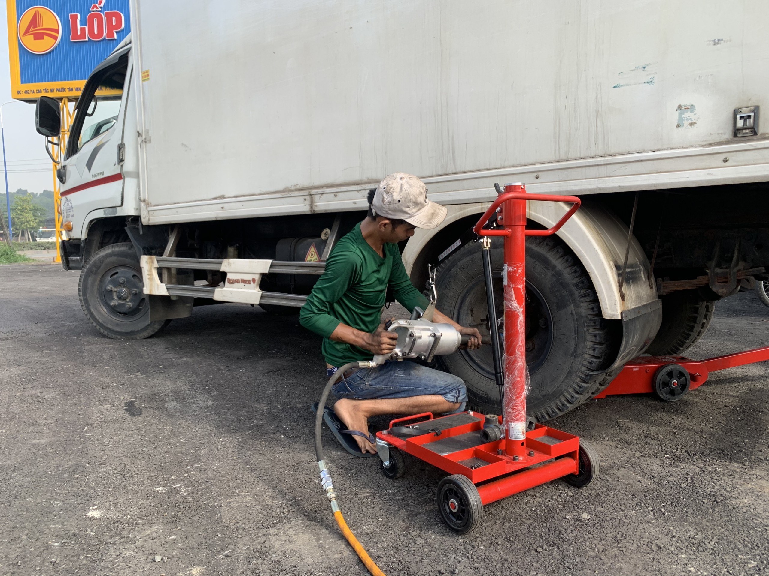 Thay Lốp Xe Ô Tô Tải Ở Đâu? Top Địa Chỉ Uy Tín & Kinh Nghiệm