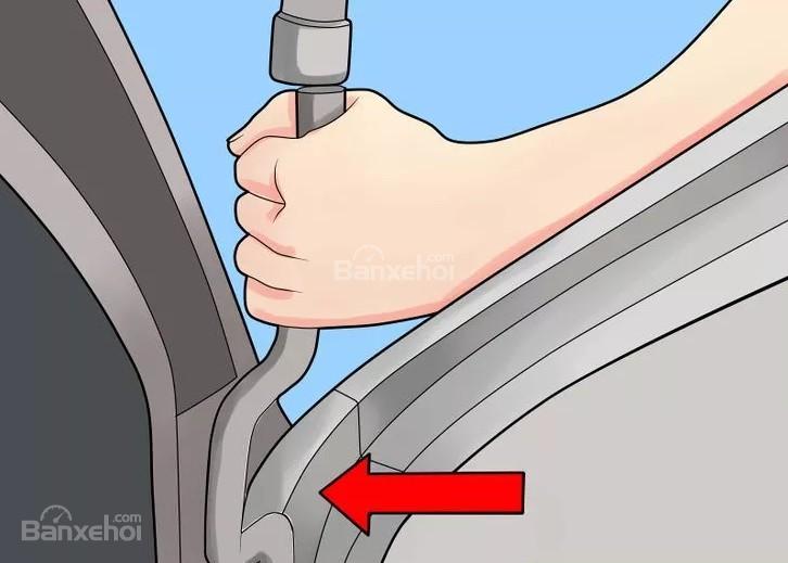 Bắt ốc vít cố định bản lề cửa xe ô tô