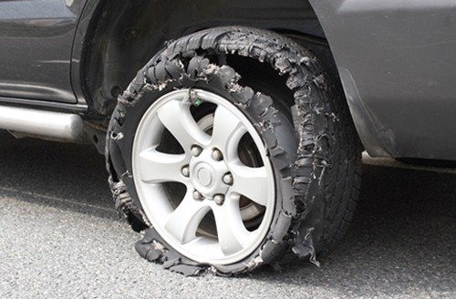 Xe Ô Tô Bị Nổ Lốp: Nguyên Nhân và Cách Phòng Tránh