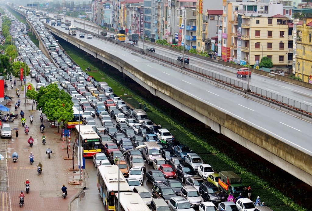 Cảnh kẹt xe trên đường Khuất Duy Tiến - Phạm Hùng với ô tô và xe máy
