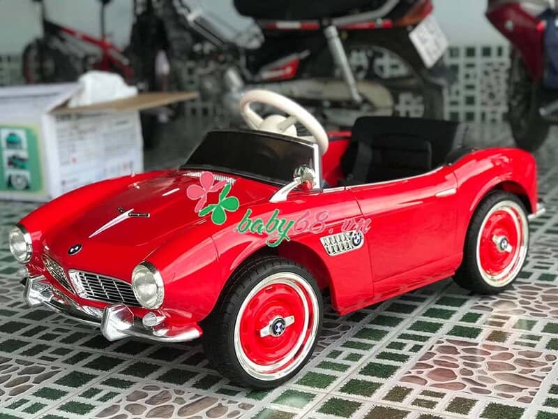 Xe điện trẻ em BMW 507 màu đỏ nhìn từ phía trước