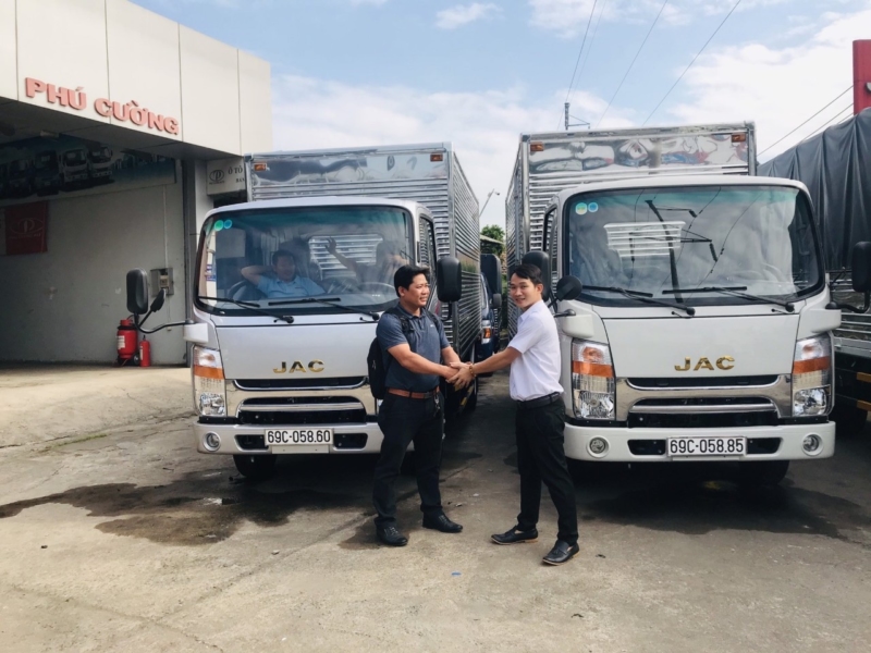 Khách hàng nhận xe mới sau khi mua trả góp và quản lý chi tiêu