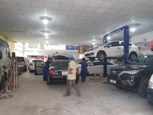 Ảnh minh họa chiếc xe ô tô cũ đang được kiểm tra kỹ lưỡng