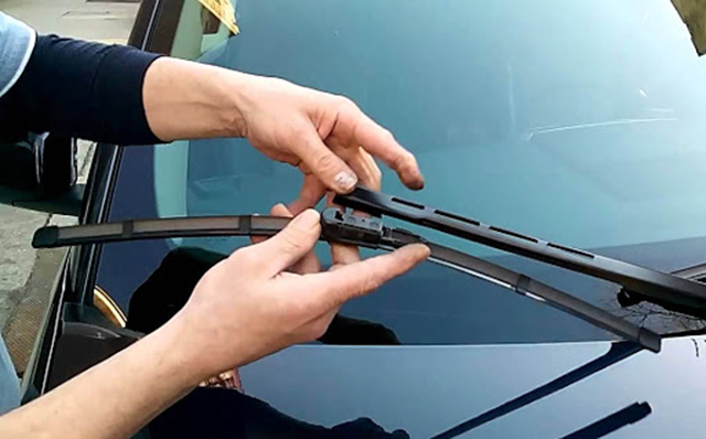 Nhấc cao cần gạt mưa khi đỗ xe lâu