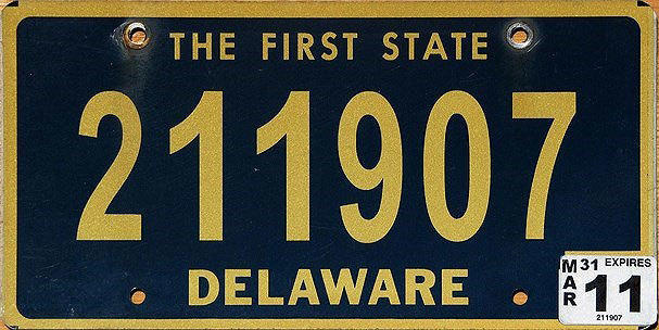 Chiếc xe hơi màu đen gắn biển số Delaware 11