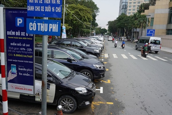 Ô tô đỗ trên lòng đường, minh họa việc thu phí đỗ xe ô tô tại TP.HCM bằng công nghệ mới