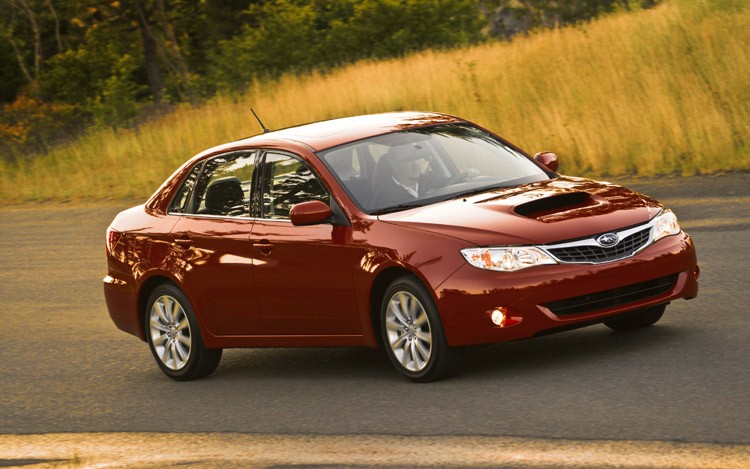 Một chiếc Subaru Impreza màu xanh dương đời 2009 đang đỗ, thể hiện thiết kế góc cạnh, mạnh mẽ và hệ dẫn động bốn bánh, là lựa chọn xe ô tô cho sinh viên cá tính