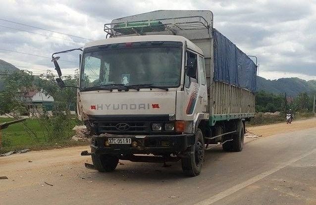 Xe tải gây tai nạn với ô tô 7 chỗ tại Hà Tĩnh