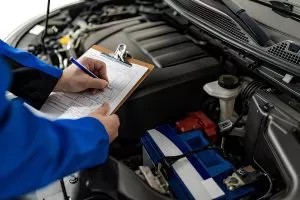 Alt: Xe ô tô dùng xăng gì - Kiểm tra áp suất lốp ảnh hưởng đến mức tiêu hao nhiên liệu