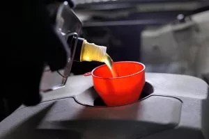 Alt: Xe ô tô dùng xăng gì - Bảo dưỡng định kỳ quan trọng cho động cơ xe