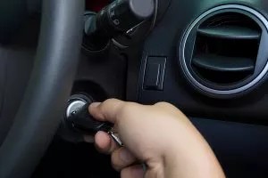 Alt: Xe ô tô dùng xăng gì - Sử dụng dầu máy phù hợp cho xe