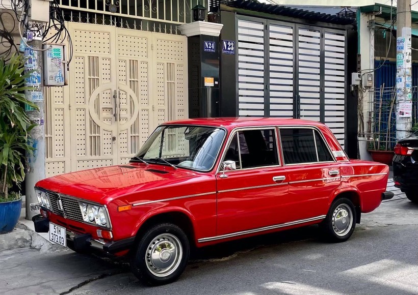 Mô tả xe Lada 2106 màu trắng vuông vắn, biểu tượng xe ô tô Nga giá rẻ một thời.