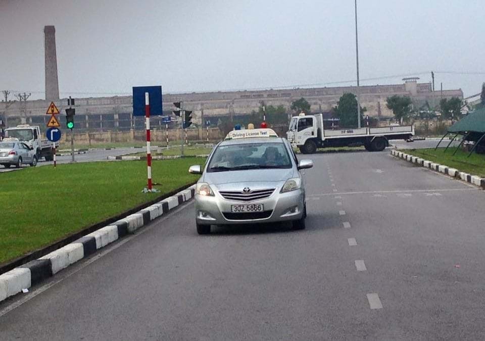 Học viên thực hành lái xe ô tô trong sa hình thi sát hạch tại Hà Nội